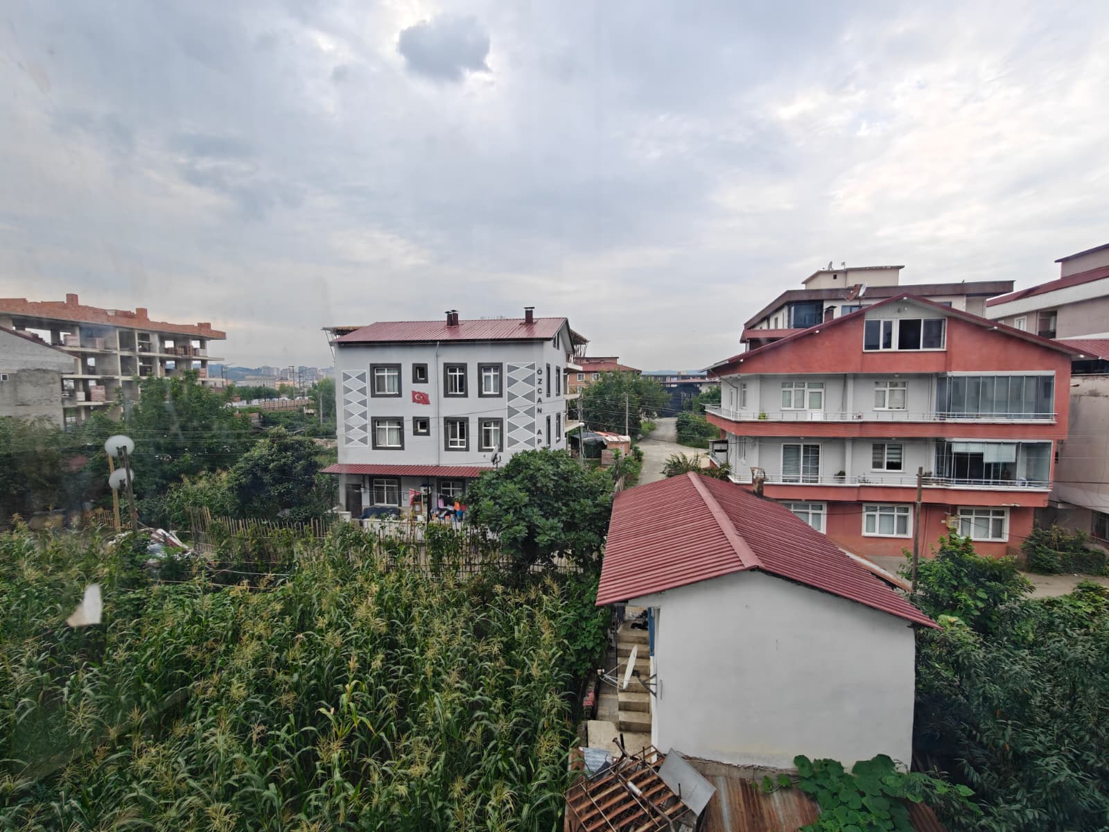 CUMHURİYET MAH. DÖRTYOL  KAVŞAĞINDA KİRALIK 2+1